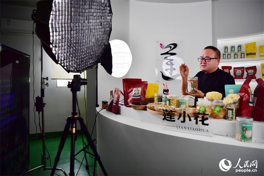“蓮小花”直播間內，主播正在推薦蓮花縣的農產品。人民網記者 時雨攝