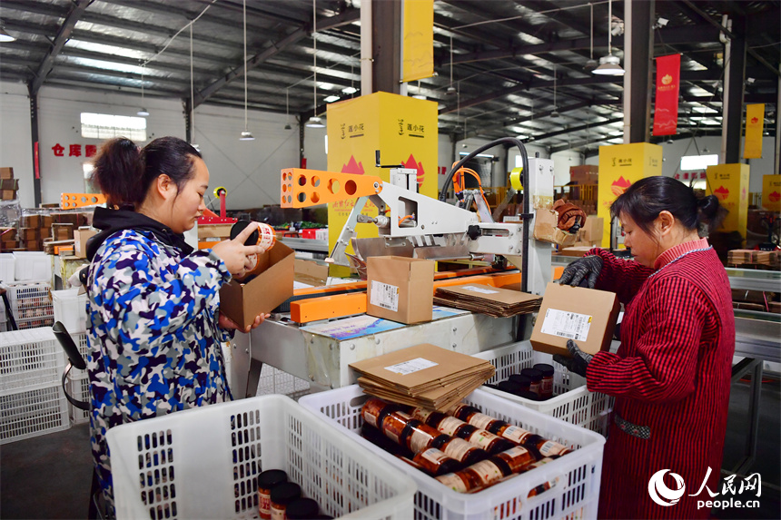 “蓮小花”的倉庫內，工人們正在將農產品裝箱打包。人民網記者 時雨攝