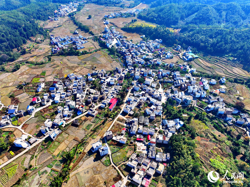 贛州市信豐縣正平鎮中壩村，綿延山巒與房屋、農田、公路相互映襯，冬景宜人。人民網 朱海鵬攝