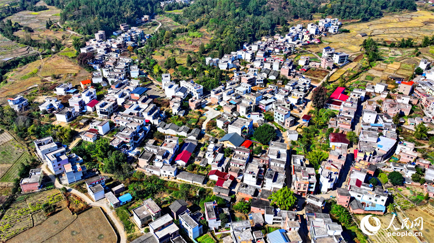贛州市信豐縣正平鎮中壩村，綿延山巒與房屋、農田、公路相互映襯，冬景宜人。人民網 朱海鵬攝