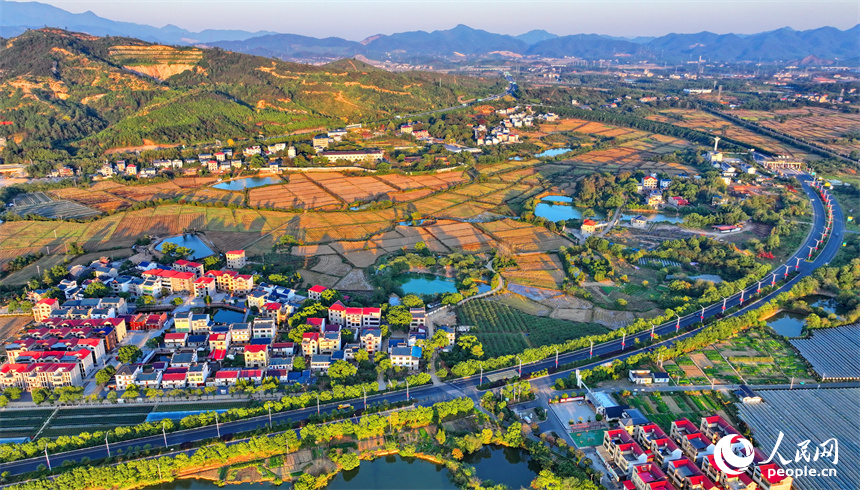 吉安市吉水縣文峰鎮低坪村公路暢、風景美。人民網 朱海鵬攝