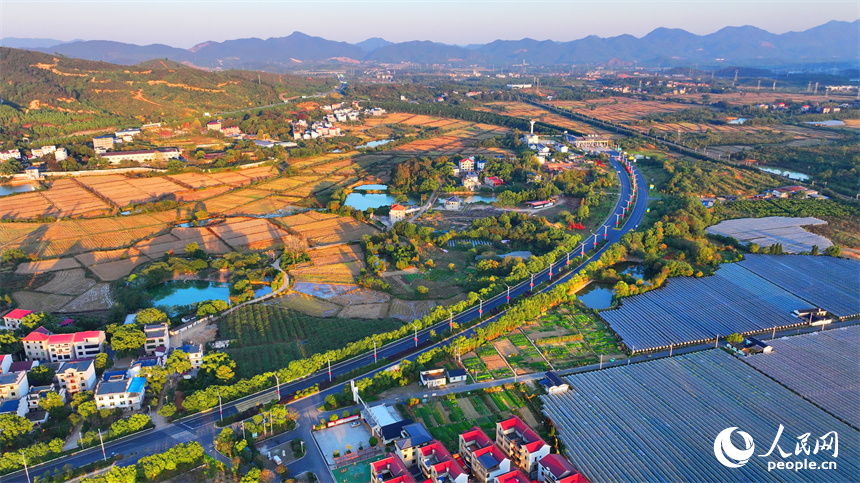 吉安市吉水縣文峰鎮低坪村公路暢、風景美。人民網 朱海鵬攝