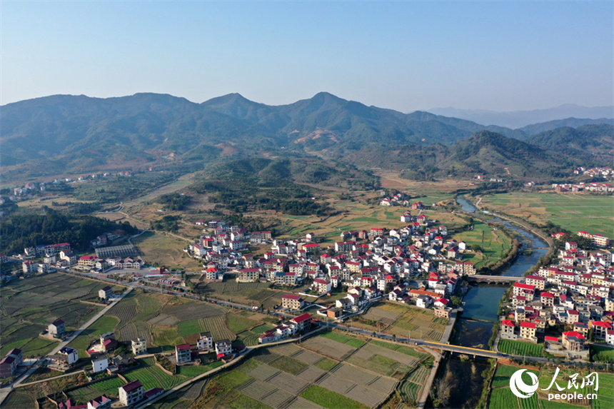 航拍鏡頭下的蓮花縣山村展現出了一幅靜謐而生動的冬日畫卷。人民網記者 時雨攝