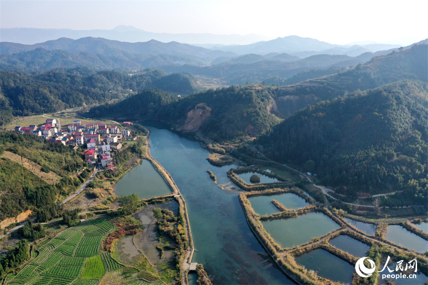 航拍鏡頭下的蓮花縣山村展現出了一幅靜謐而生動的冬日畫卷。人民網記者 時雨攝