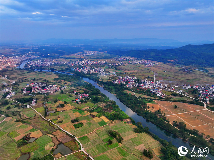 吉安市永新縣沙市鎮，房舍與河流相映成景，構成一幅河暢、水清、岸綠的和美鄉村畫卷。人民網 朱海鵬攝