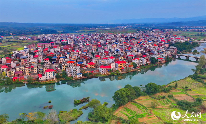 吉安市永新縣沙市鎮，房舍與河流相映成景，構成一幅河暢、水清、岸綠的和美鄉村畫卷。人民網 朱海鵬攝