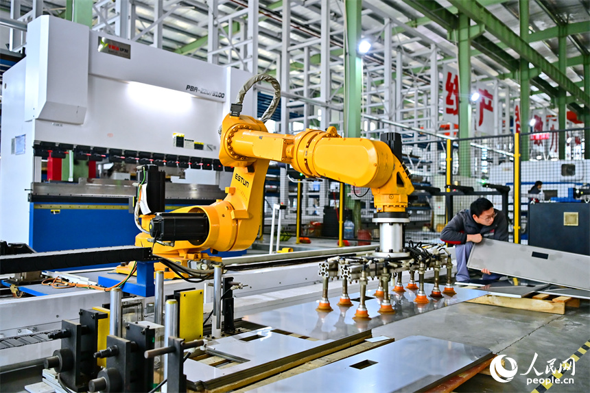 撫州市崇仁縣高新技術產業園區的一家電力科技企業，工人在加工新型輸變電設備。人民網 朱海鵬攝