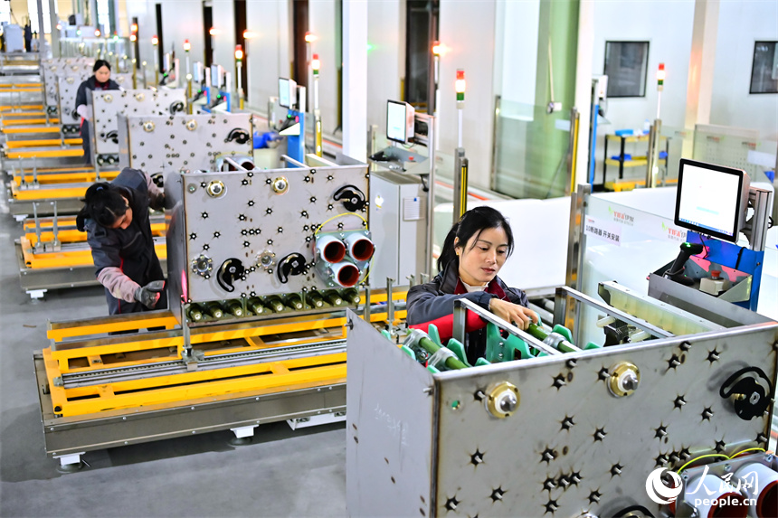 撫州市崇仁縣高新技術產業園區的一家電力科技企業，工人在加工新型輸變電設備。人民網 朱海鵬攝