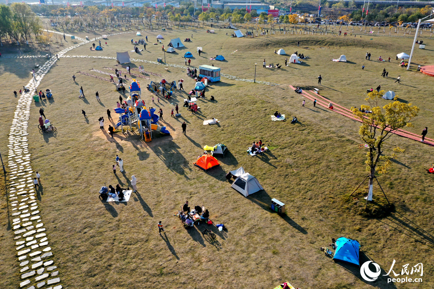 贛江市民公園里，市民們享受冬日暖陽下的悠閑時光。人民網記者 時雨攝