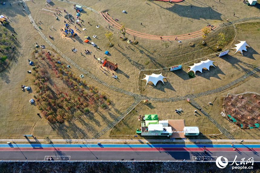 贛江市民公園里，市民們享受冬日暖陽下的悠閑時光。人民網記者 時雨攝