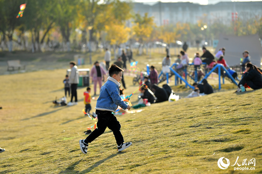 贛江市民公園里，小朋友們正在冬日暖陽下奔跑。人民網記者 時雨攝