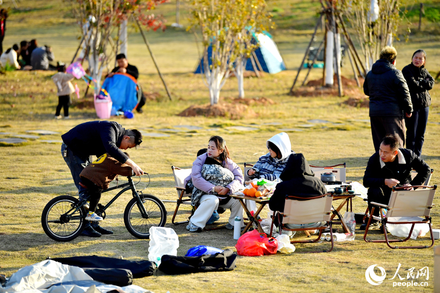 贛江市民公園里，市民們享受冬日暖陽下的悠閑時光。人民網記者 時雨攝