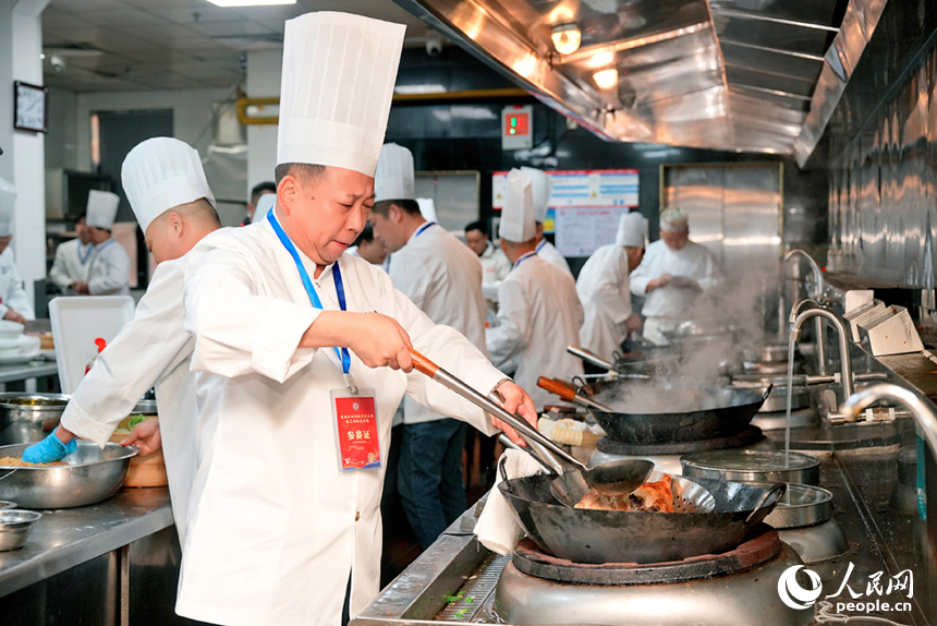 贛菜頂級大師及其團隊正在烹制贛菜。人民網記者 時雨攝