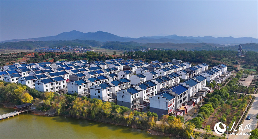吉安市吉水縣水田鄉孔巷村移民新村，一棟棟白墻藍瓦的房屋與樹木、青山、河流相互映襯。人民網 朱海鵬攝