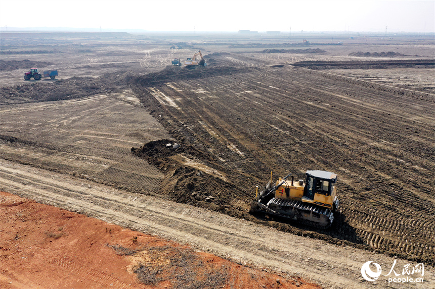 推土機、挖掘機和拖拉機搶抓冬季晴好天氣，全力推進高標準農田建設。人民網記者 時雨攝