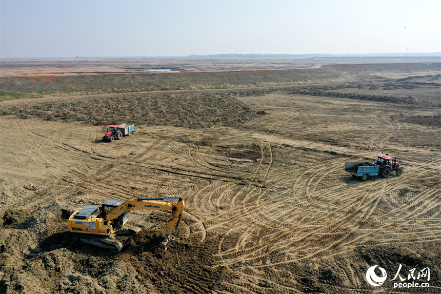 推土機、挖掘機和拖拉機搶抓冬季晴好天氣，全力推進高標準農田建設。人民網記者 時雨攝