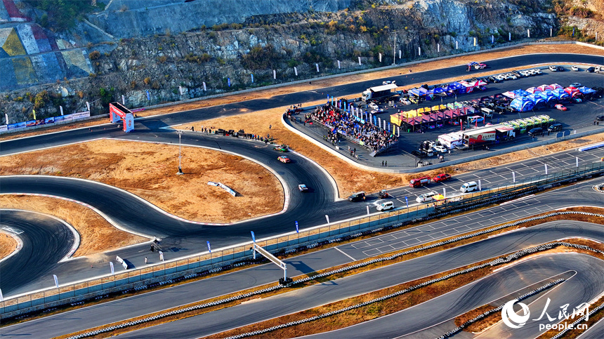 贛州市上猶縣陡水鎮的陽明國際賽車谷，選手駕駛賽車在漂移競速，吸引眾多游客前來觀賽。人民網 朱海鵬攝