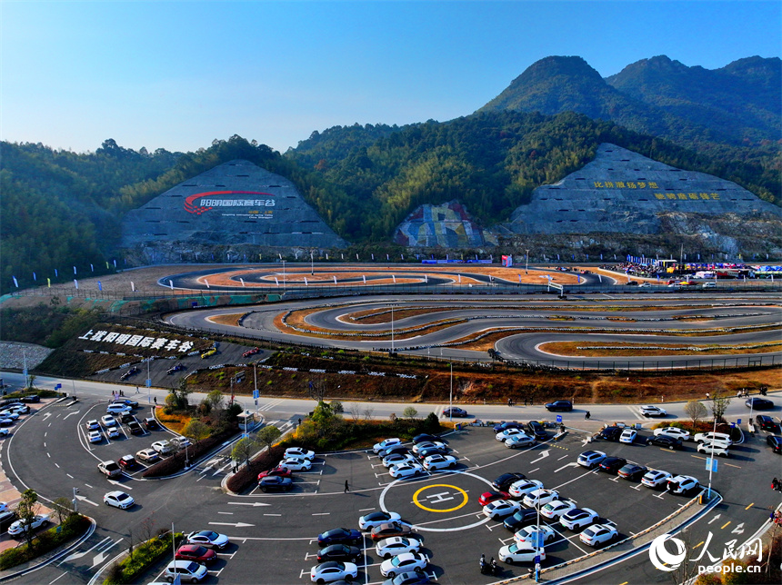 贛州市上猶縣陡水鎮的陽明國際賽車谷，選手駕駛賽車在漂移競速，吸引眾多游客前來觀賽。人民網 朱海鵬攝