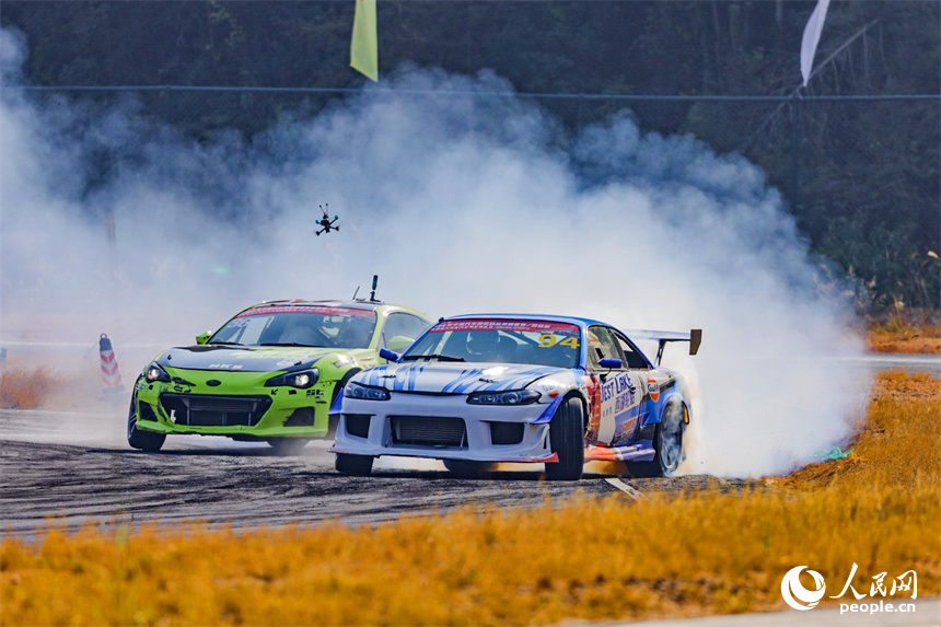 贛州市上猶縣陡水鎮的陽明國際賽車谷，選手駕駛賽車在漂移競速，吸引眾多游客前來觀賽。人民網 朱海鵬攝
