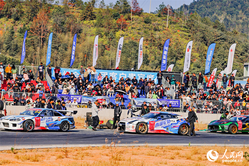 贛州市上猶縣陡水鎮的陽明國際賽車谷，選手駕駛賽車在漂移競速，吸引眾多游客前來觀賽。人民網 朱海鵬攝