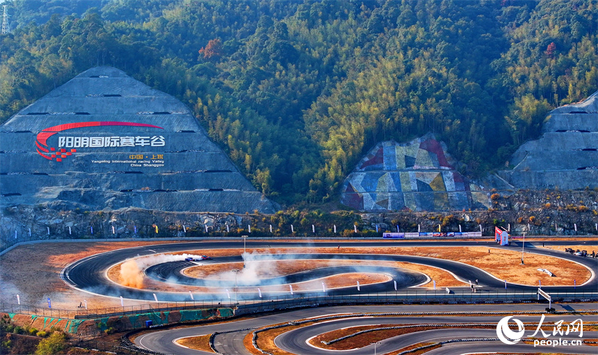 贛州市上猶縣陡水鎮的陽明國際賽車谷，選手駕駛賽車在漂移競速，吸引眾多游客前來觀賽。人民網 朱海鵬攝