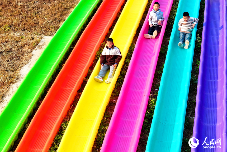 贛州市上猶縣陡水鎮碧水灣，許多游客前來游玩，樂享冬日閑暇時光。人民網 朱海鵬攝