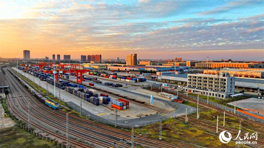 贛州國際陸港貨場內，龍門吊在來回裝運出口機電、家具、新能源汽車產品的集裝箱。人民網 朱海鵬攝