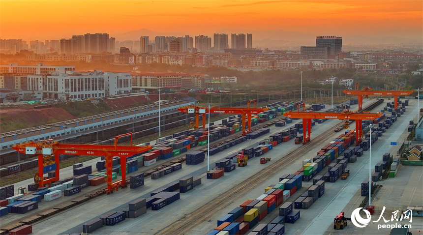 贛州國際陸港貨場內，龍門吊在來回裝運出口機電、家具、新能源汽車產品的集裝箱。人民網 朱海鵬攝