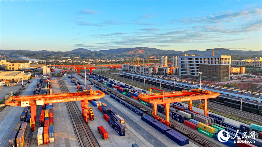 贛州國際陸港貨場內，龍門吊在來回裝運出口機電、家具、新能源汽車產品的集裝箱。人民網 朱海鵬攝