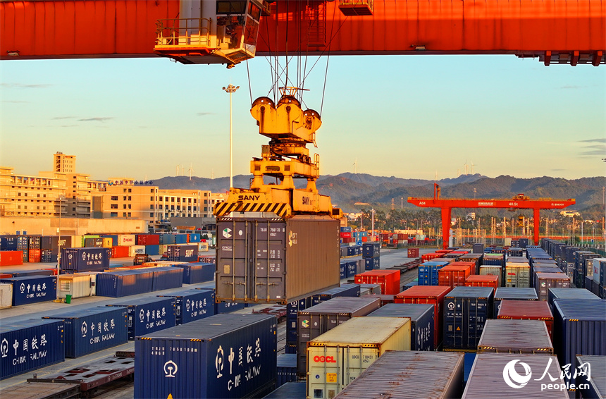 贛州國際陸港貨場內，龍門吊在來回裝運出口機電、家具、新能源汽車產品的集裝箱。人民網 朱海鵬攝