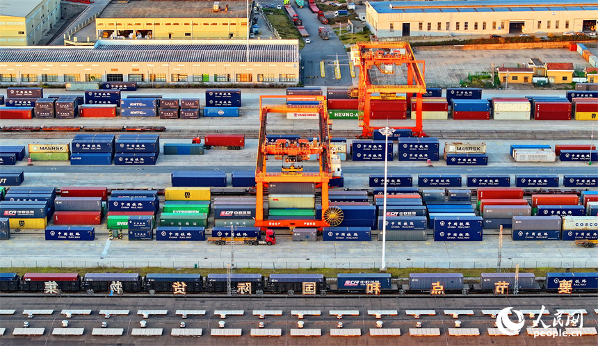 贛州國際陸港貨場內，龍門吊在來回裝運出口機電、家具、新能源汽車產品的集裝箱。人民網 朱海鵬攝