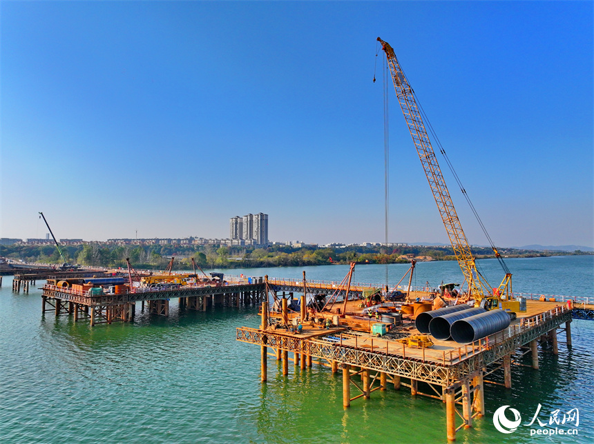 吉水贛江大橋項目施工現場，工人在有序推進大橋樁基施工。人民網 朱海鵬攝