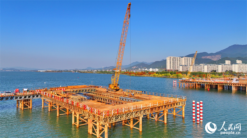 吉水贛江大橋項目施工現場，工人在有序推進大橋樁基施工。人民網 朱海鵬攝