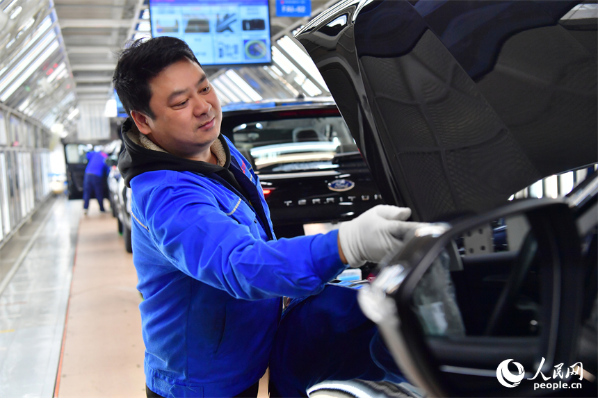 南昌縣江鈴汽車富山工廠總裝車間內，工人們正在對準備出廠的SUV車輛進行檢驗。人民網記者 時雨攝