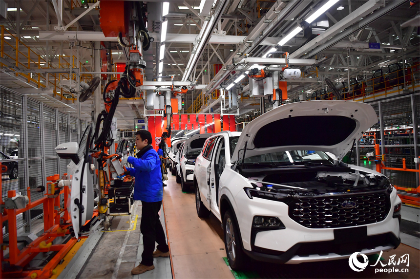 南昌縣江鈴汽車富山工廠總裝車間內，工人們正在安裝車門。人民網記者 時雨攝