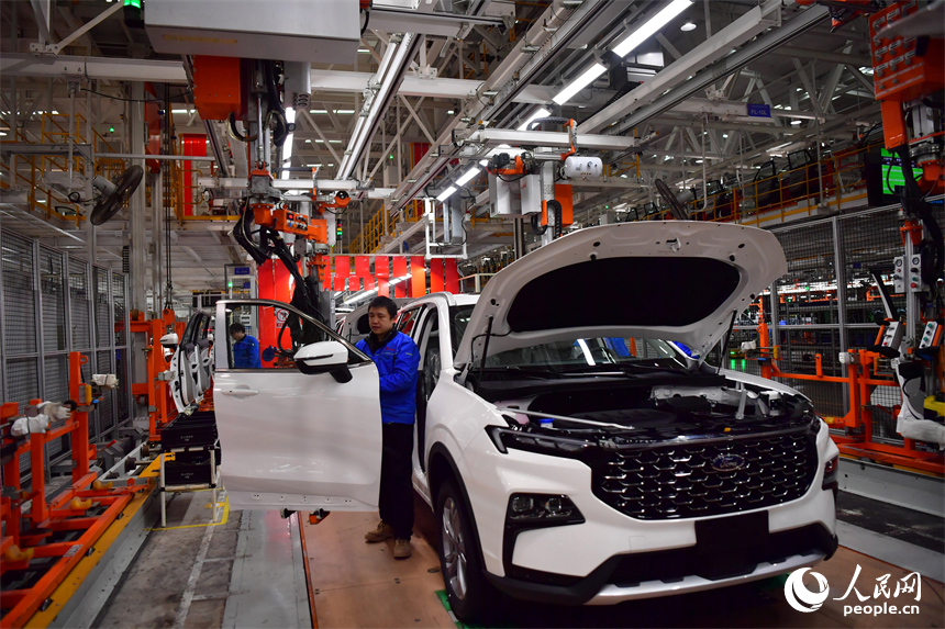 南昌縣江鈴汽車富山工廠總裝車間內，工人們正在安裝車門。人民網記者 時雨攝