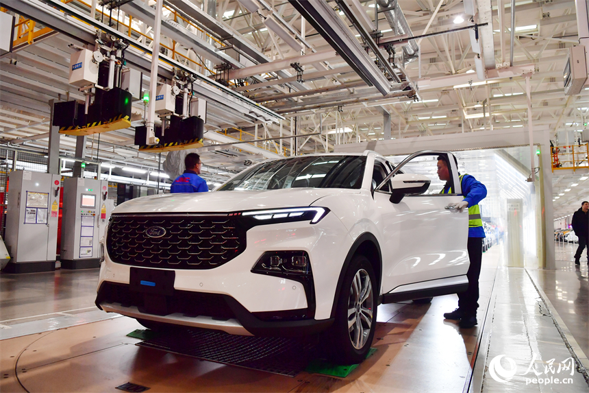 南昌縣江鈴汽車富山工廠總裝車間內，工人們正在對準備出廠的SUV車輛進行檢驗。人民網記者 時雨攝