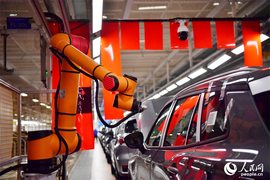 南昌縣江鈴汽車富山工廠總裝車間內，AI數字機器人正在對準備出廠的整車進行檢測。人民網記者 時雨攝