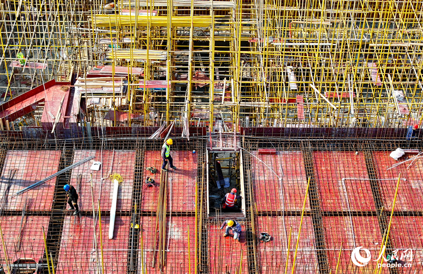 峽江灌區工程一期二標段住岐泵站，施工人員在安裝鋪設鋼筋和模板。人民網 朱海鵬攝