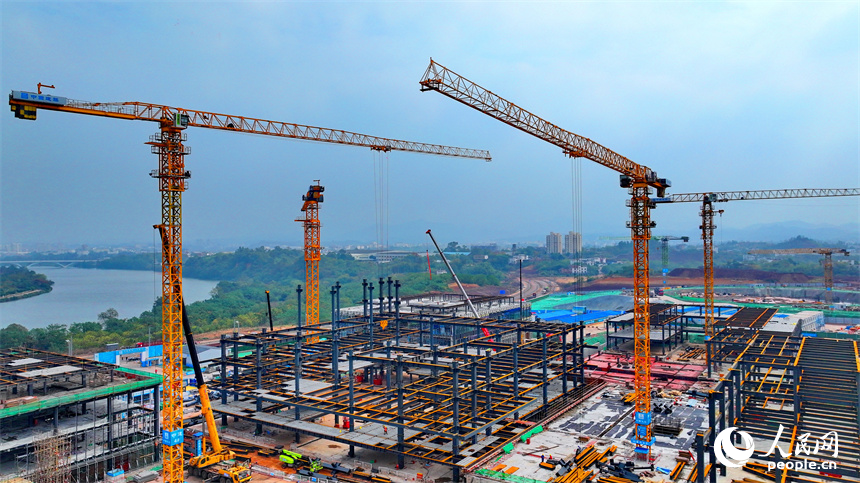 位于贛州市的中國稀土集團創新產業基地項目工地，工人在建設節能型裝配式鋼結構建筑。人民網 朱海鵬攝