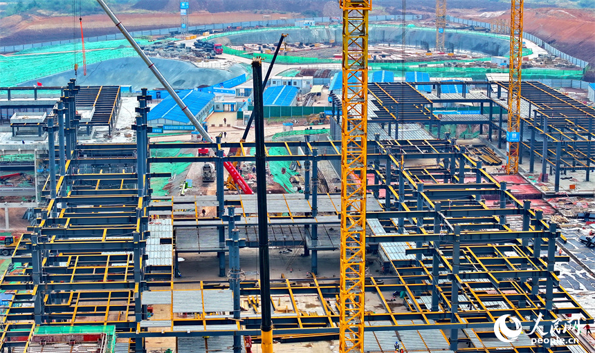 位于贛州市的中國稀土集團創新產業基地項目工地，工人在建設節能型裝配式鋼結構建筑。人民網 朱海鵬攝