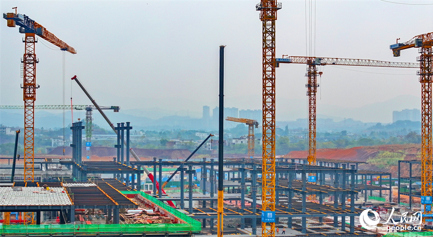 位于贛州市的中國稀土集團創新產業基地項目工地，工人在建設節能型裝配式鋼結構建筑。人民網 朱海鵬攝