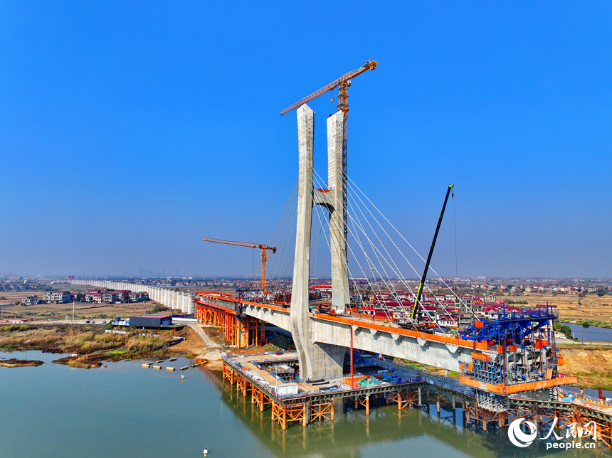 南昌揚子洲贛江公鐵大橋南支主橋項目工地塔吊林立，工人在有序推進橋梁建設。人民網 朱海鵬攝