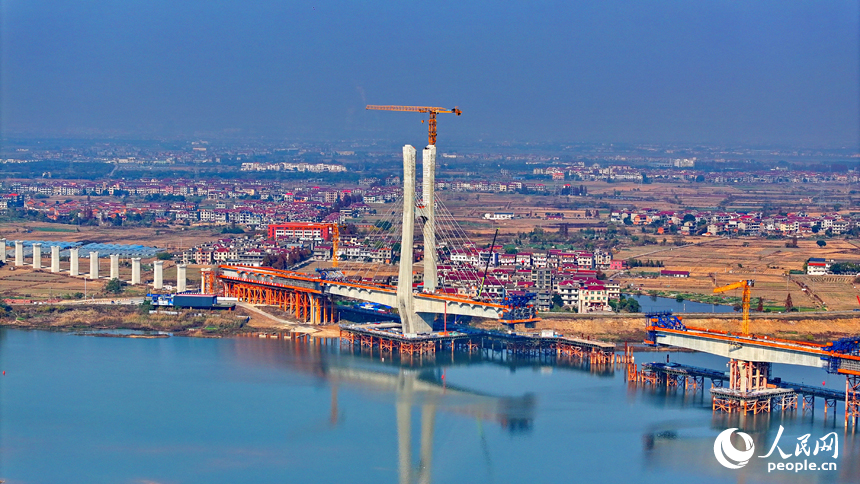 南昌揚子洲贛江公鐵大橋南支主橋項目工地塔吊林立，工人在有序推進橋梁建設。人民網 朱海鵬攝