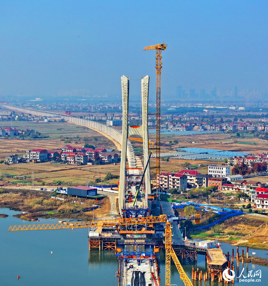 南昌揚子洲贛江公鐵大橋南支主橋項目工地塔吊林立，工人在有序推進橋梁建設。人民網 朱海鵬攝