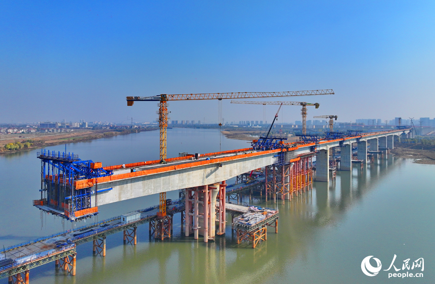 南昌揚子洲贛江公鐵大橋南支主橋項目工地塔吊林立，工人在有序推進橋梁建設。人民網 朱海鵬攝