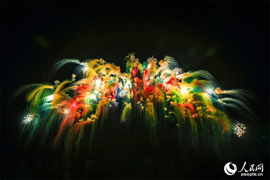 煙花“七彩祥云”在高空綻放，盡顯夢幻綺麗。 人民網 涂詩軒攝