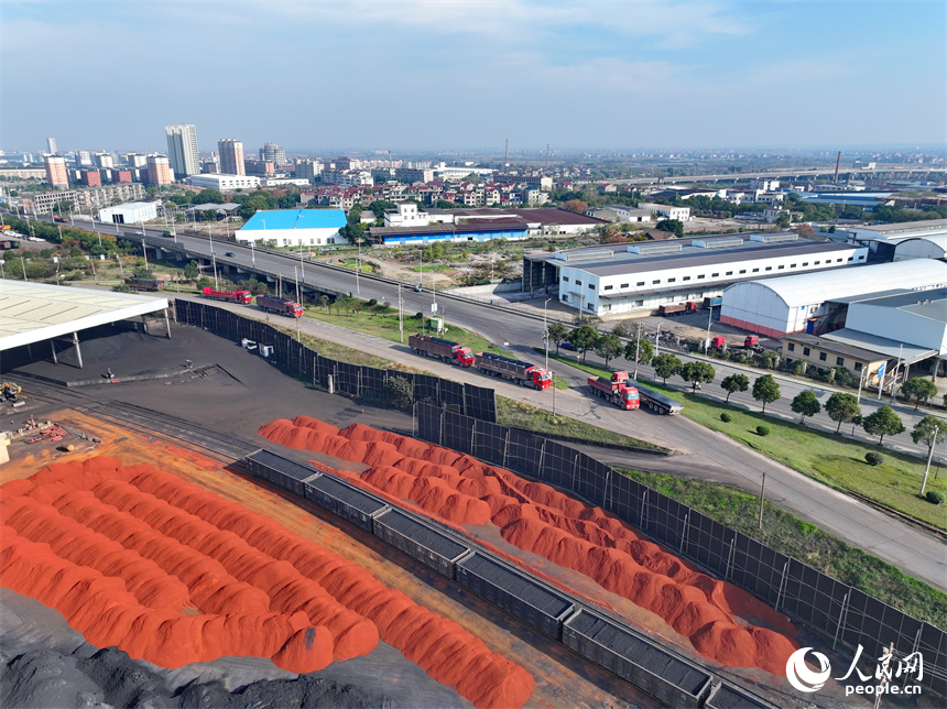 樟樹市樟樹港大碼頭，貨輪、貨車往來穿梭，吊裝運輸作業繁忙有序。人民網 朱海鵬攝