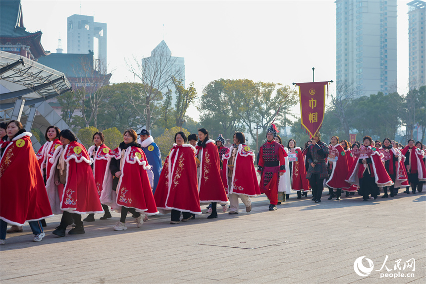 千人漢服巡游隊伍，自南昌故郡啟程，漫步黃金“?！卑毒€。人民網 龍楚良攝
