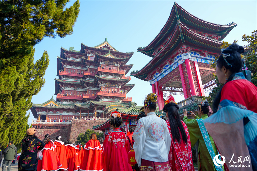 千人漢服巡游隊伍，自南昌故郡啟程，漫步黃金“?！卑毒€。人民網 龍楚良攝